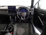 革巻きステアリングで快適な操作性の運転席です。