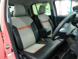 運転席側からの前席ビューです。内装色はブラック系ですので汚れも目立ちにくいです♪