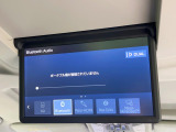【リヤエンターテインメントシステム】後席にお座りの方も大満足の、人気メーカーオプションを装備。専用の音響システムと、大画面のモニターで移動中もDVD等をお楽しみいただけます。
