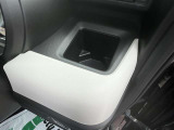 ドリンクホルダーは白の差し色が使われてます!