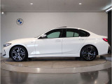 【拘りのFR】BMWが多く採用するFR車。ダイレクトでスポーティな加速感・シャープなハンドリングを実現。縦置きエンジンレイアウトにより、フラットで上質な乗り味です。