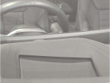 【ヘッドアップディスプレイ】現在の車速表示や目的地へのルート案内やメディア関連のリストを表示する事が可能です。視線移動を減らす事によりドライブに集中して頂けます。