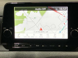 【メーカーナビ】9インチの大画面モニターを搭載し、Apple CarPlayへのワイヤレス接続やAndroid Autoにも対応。