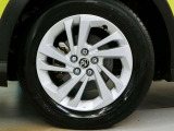 車のデザインにマッチした純正アルミホイール