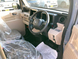 ゆったり、しっかりと座れるシートに運転席は高さ調節可能なハイトアジャスター付き!シート位置の前後と高さ、レバーの上下左右の調節で自分にあったポジションを見つけることができます!