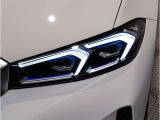 【LEDヘッドライト】先進のLEDテクノロジーを採用。放射される白色光の周波特性は太陽光に近く、バイキセノン・ヘッドライトを上回るコントラストで更に明るく輝きます!