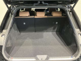 荷室も日常のお買い物には困らない広さが確保されております 後席を分割で倒すこともできますよ