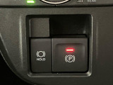 【電動パーキングブレーキ】ボタンを手前に引くだけでパーキングブレーキがロック!発進時にはボタンを押すとパーキングブレーキが簡単に解除される優れものです!