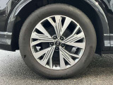 19インチ純正アルミホイール装備 全車両に標準装備の純正アルミホイールは、純正ならではのバランスの良いデザインと、走行安定性をお楽しみ頂けます。