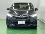 LEDヘッドライトを装備しています。LEDヘッドライトはとても明るく、雨の日や夜間走行も安全・安心です。オートライトコントロール付きで周囲の明るさに応じて自動で点灯・消灯します