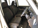運転席の座面高さを調整できるシートリフターが付いています。座面も広く使い勝手もいいですよ♪