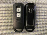 スマートキーを装備しています。鍵を差し込むことなくドアロックの開け閉めと、スタートボタン操作でのエンジンスタートができます。スペアキーも同じものを用意しております。