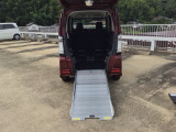日頃から車いすを利用し、クルマのシートへの乗り移りが難しい方におすすめです。車いすに乗ったまま移動できるので、車いすをご利用の方の移動をサポートするとともに、介護する方の負担を軽減します。