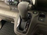 CVT車のセレクトレバーです。低速から高速まで、変速ショックのないスムーズな走りと、エンジン効率のよい領域を維持して燃費にも貢献します。サイドブレーキはスイッチ操作の電子制御パーキングブレーキです。