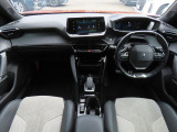シンプルかつデザイン性に優れた「i-Cocpit」パネルやボタンの操作性が良く、運転に集中することができます