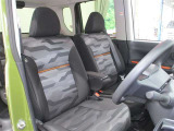 運転席側からの前席ビューです。内装色はブラック系ですので汚れも目立ちにくいです♪