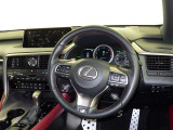 運転の際、常に目にする部分だけにシックで飽きのこないデザインが良いですね。