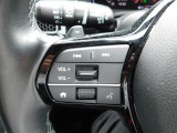 運転中のオーディオ操作に便利なステアリングリモコンが付いております。