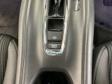 パーキングブレーキはスマートな電子制御式と合わせて渋滞時等にブレーキペダルから足を離しても停車状態を保持してくれるオートブレーキホールド機能で運転が楽になります。スタートはアクセルペダルをむだけ