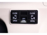 後席の両側電動スライドドアは運転席側からも操作できます。中央のスイッチでON/OFFの切り替えが出来ますので、状況によって使い分けられます。