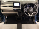 車内は光触媒抗菌消臭施工済です。スタイリッシュなデザインで暖かみのあるインパネ周りを演出します。グローブボックスやカップホルダーのほかにトレーなどたくさんの収納スペースが装備されています。