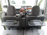 シートバックテーブルが装備されています。