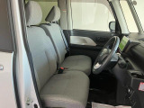 フロントベンチシートが運転席足元もゆったり、広々快適です、助手席へのウォークスルーも楽々可能ですよ☆
