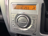 【オートエアコン】一度お好みの温度に設定すれば、車内の温度を検知し風量や温度を自動で調整。暑い…寒い…と何度もスイッチ操作をする必要はありません。快適な車内空間には必須の機能ですね♪
