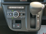 インパネにシフトレバーがございます^^空間を広く使うことができ、ハンドルにも近いため操作性にも優れています☆