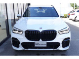 BMWの代名詞の【キドニーグリル】グリルが腎臓のように見えるので【キドニー】と呼ばれるようになりました。一目見ただけでBMWであると認識できる確固たるアイコンとして存在感を放ちます。