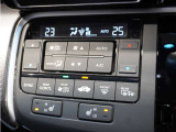 【オートエアコン】温度を設定すれば自動で快適な車内温度を保ちます。エアコン内部の高性能脱臭フィルターで車内のアレルゲンや花粉を除去。