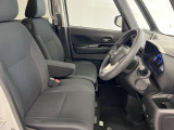 【運転席シート】ゆったりと広々した空間です。ストレスなく運転ができますよ!