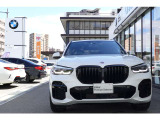BMWの代名詞の【キドニーグリル】グリルが腎臓のように見えるので【キドニー】と呼ばれるようになりました。一目見ただけでBMWであると認識できる確固たるアイコンとして存在感を放ちます。