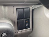 運転席シートヒータースイッチは、運転席左下側写真の位置にあります.