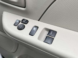 運転席側には、集合スイッチがあります.ドライバーは、ドアを、ロック&解除することや、助手席のドアガラスを開閉することができたり出来る便利なスイッチパネルです。後席は、手動式になります。