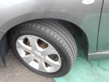 タイヤサイズは195/55R16 純正アルミホイールが足元をかっこよく引き締めます