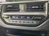 【オートエアコン】一度お好みの温度に設定すれば、車内の温度を検知し風量や温度を自動で調整。暑い…寒い…と何度もスイッチ操作をする必要はありません。快適な車内空間には必須の機能ですね♪