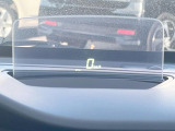 【カラーヘッドアップディスプレイ】現在の速度や走行情報をデジタル表示で運転席前方のガラスに投影!カラー付きで視認性も高く、運転中目線をずらさず必要な情報を確認できるのでとっても便利で安心!