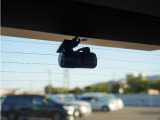 ◆リアにもドライブレコーダーを装備しております◆映像・音声などを記録する自動車用の装置です。 もしもの事故の際の記録はもちろん、旅行の際の思い出としてドライブの映像を楽しむことができます。