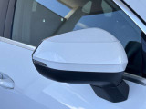●アウディサイドアシスト『後方の死角を並走する車両を検知しドアミラーの内側のLEDが点灯。ドライバーに注意を促し事故を未然に防ぐシステムです。』
