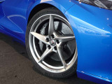 MICHELIN PILOTSPORT 4S フロント275/30/R20、リア345/25/R21のタイヤを装備しております。