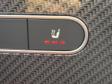 ●フロントシートヒーティング:運転席・助手席共に三段階で調節が可能なシートヒーターを装備しております。季節を問わず快適にご使用いただけます。