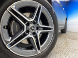 ●純正19インチアルミホイール:輸入車ならではの卓越した走りを支えるホイールと足回りです!日本車の走りに慣れている方にもぜひ体感して頂きたいほど、高いレベルでまとまっています!