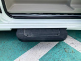 リヤ左ドアにお子様も安心のオートステップ装備です!