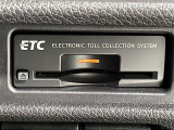 【ETC】有料道路を利用する際に料金所で停止することなく通過できる、ETC車載器(ノンストップ自動料金収受システム機器)が装備されています。セットアップを行うことで利用可能になります。