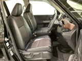 女性でも運転がしやすいように、シートの高さ調整機能(シートリフター)がついています。広い足元にゆったり座れるシートには肘掛も装備しており長距離の運転でも疲れにくいシートです。