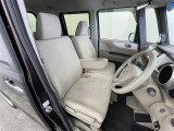 【4人乗り】座り心地が良いシートなので長時間の運転でも快適にお過ごしいただけます。新品のフロアマットのご注文も可能です。掲載箇所以外にご希望の写真がございましたらお気軽にお問い合わせ下さい。