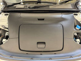 ボンネットを開けると、小物入れになっております。電気自動車ならではの機能です。