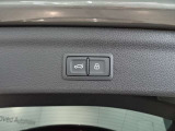 両手がふさがるほどの荷物があるとき、とても便利なオートマチックテールゲートが装備されております。