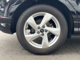 18インチ純正アルミホイール装備 全車両に標準装備の純正アルミホイールは、純正ならではのバランスの良いデザインと、走行安定性をお楽しみ頂けます。